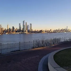 Wonderful & Cozy Close To Time Square Nyc , North Bergen United States